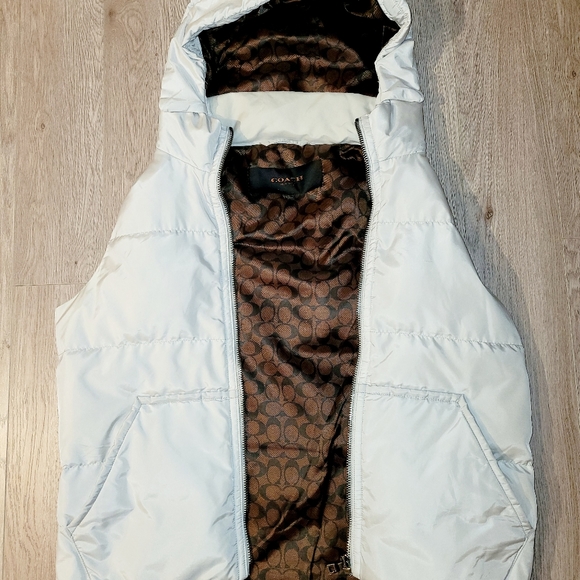 Coach hooded puffer vest with pockets. Pale gray/white/brown, size Medium - Picture 3 of 15